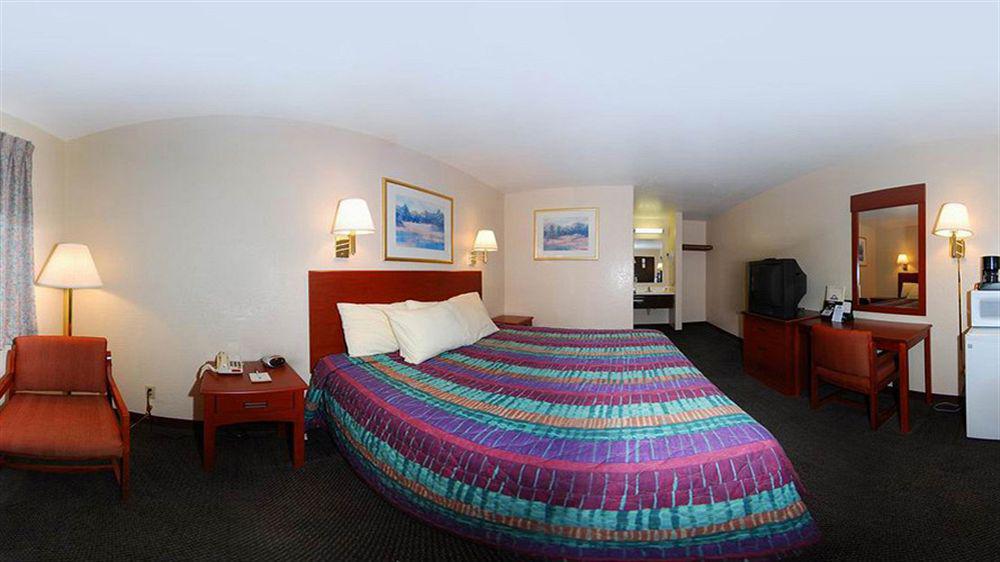 Days Inn By Wyndham Russell Esterno foto